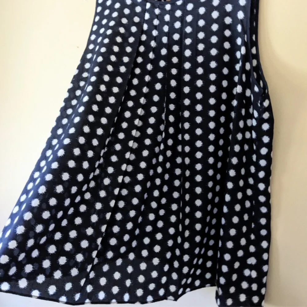 Michael Kors Blouse Shell Navy Blue White Polk-a-dot Tank Pleated Sleeve…
